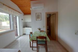 kuchnia i jadalnia ze stołem i krzesłami w obiekcie Apartments by the sea Stara Novalja, Pag - 13938 w mieście Stara Novalja