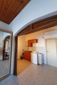 Kuchnia lub aneks kuchenny w obiekcie Apartments by the sea Stara Novalja, Pag - 13938