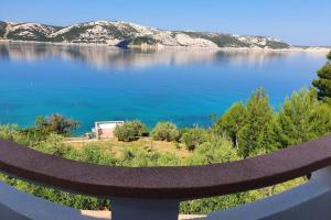 widok na duży zbiornik wodny w obiekcie Apartments by the sea Stara Novalja, Pag - 13938 w mieście Stara Novalja