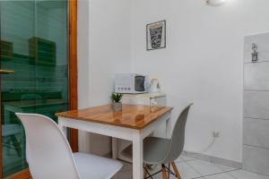Kuchyňa alebo kuchynka v ubytovaní Studio Brela 2713b + 15 fotografií