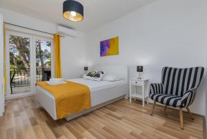 Posteľ alebo postele v izbe v ubytovaní Apartments by the sea Brela, Makarska - 2713