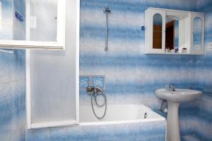 Kúpeľňa v ubytovaní Apartment Promajna 2588c