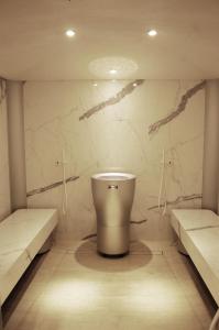 サン・カッシアーノにあるLüch Da Pćëiのベッド2台とトイレが備わる客室です。