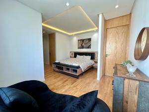 Posezení v ubytování Luxury Oasis Apartment -Rooftop Pool & Home Cinema