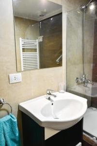 a bathroom with a white sink and a shower at Departamento Centenario con hermosa vista in San Martín de los Andes