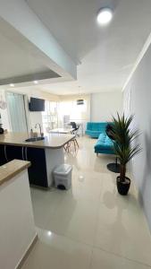 eine große Küche und ein Wohnzimmer mit einer Pflanze darin in der Unterkunft Cabrero Beach 906 in Cartagena de Indias