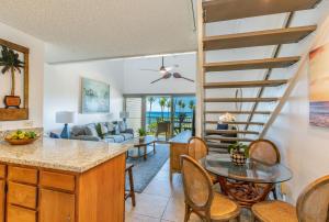 cocina y sala de estar con escalera de caracol en Kapaa Shore C324, en Wailua