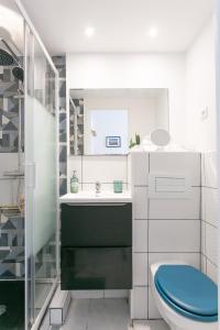 un baño con inodoro y lavabo en La bulle de Canclaux, balnéo, en Nantes