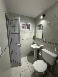 un baño con inodoro y lavabo en El sol, en Recreo