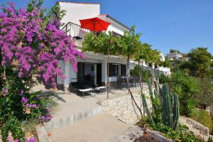 Vonkajšia záhrada v ubytovaní Seaside holiday house Rastici, Ciovo - 18478