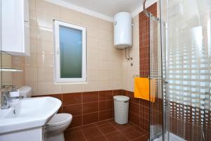 Kúpeľňa v ubytovaní Seaside holiday house Rastici, Ciovo - 18478 + 19 fotografií