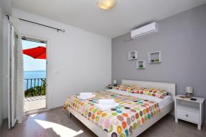 Posteľ alebo postele v izbe v ubytovaní Seaside holiday house Rastici, Ciovo - 18478