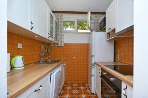 Kuchyňa alebo kuchynka v ubytovaní Seaside holiday house Rastici, Ciovo - 18478
