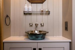 baño con lavabo en la encimera en Luxury Wood panelled West End GF Flat, en Edimburgo