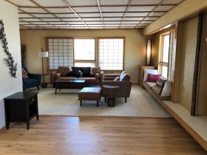 Χώρος καθιστικού στο Unique Home 40 acres Peaceful Near Boulder 2 Dogs OK