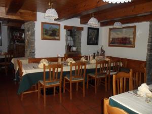 Un restaurante o sitio para comer en Hotel Cime Bianche