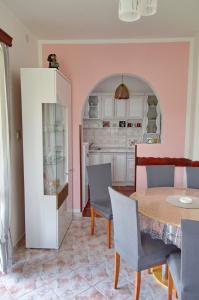 Η κουζίνα ή μικρή κουζίνα στο Apartments with parking space Jasenak, Karlovac - 24446