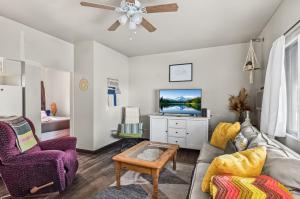 Χώρος καθιστικού στο Cozy Boho Hideaway 1BR Retreat Smart TV