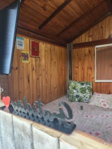 ein Modell eines Bettes in einem Holzzimmer in der Unterkunft Cabana Hostel nas Árvores EcoPark in São Pedro