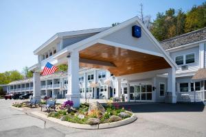 バー・ハーバーにあるSeasider Motelの正面にアメリカ国旗が掲げられた大きな建物