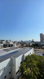 a view of a building with solar panels on the roof at Apartamento privativo centro do centro 2 quartos Com ar e garagem in Jaraguá do Sul