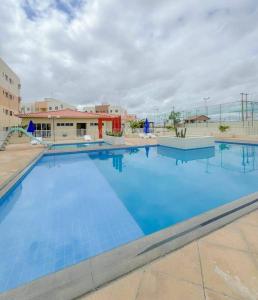 a large swimming pool with blue water at Condomínio São Francisco in Petrolina