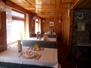 Un restaurante o sitio para comer en Hotel Cime Bianche