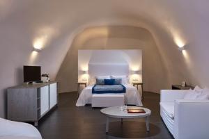 Llit o llits en una habitació de Katikies Chromata Santorini - The Leading Hotels of the World