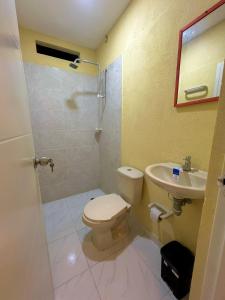 a bathroom with a toilet and a sink at Casa Agarj in Santa Marta
