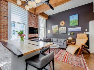 Il dispose d'une cuisine et d'un salon avec un mur en briques. dans l'établissement Old Town Retreat-your artful escape in Victoria’s historic Old Town by Victoria Prime!, à Victoria