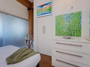 une chambre avec un lit et une fenêtre dans l'établissement Old Town Retreat-your artful escape in Victoria’s historic Old Town by Victoria Prime!, à Victoria