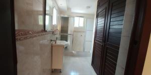 ein Badezimmer mit Waschbecken, Toilette und Spiegel in der Unterkunft Essential Life La Cuaba Casa de Campo Amenities in Pedro Brand + 11 Fotos