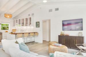 Μια τηλεόραση ή/και κέντρο ψυχαγωγίας στο Luxury Tropical Family Oasis +19 φωτογραφίες