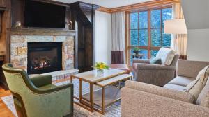 Una sala de estar con chimenea y televisión. en St Regis Residence Club 2 Bedroom Luxury Residence, en Aspen