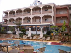 Bazén v ubytovaní Paradise Lost Hotel-Apartments alebo v jeho blízkosti