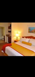 Una habitación de hotel con dos camas y una lámpara. en Club de Soleil, en Las Vegas 7 fotos más