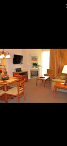 una sala de estar con un sofá y una mesa en Club de Soleil, en Las Vegas