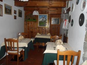 Un restaurante o sitio para comer en Hotel Cime Bianche