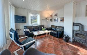 Khu vực ghế ngồi tại Amazing Home In Farsund With Wifi