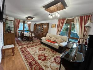a living room with a couch and a table at Refugio privado en plena naturaleza cántabra in Ibio