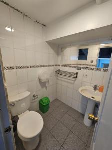 un baño con inodoro y lavabo en Hostal G&P, en Antofagasta