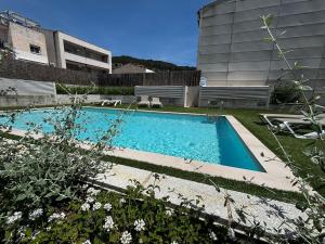 ein Pool in einem Hof neben einem Gebäude in der Unterkunft Apartamento céntrico con piscina, parking y a 200m de la playa en L'Estartit - ES-323-41 in L'Estartit