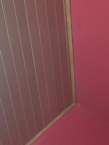 a room with a pink wall and a door at Casa de Sergio in El Venado