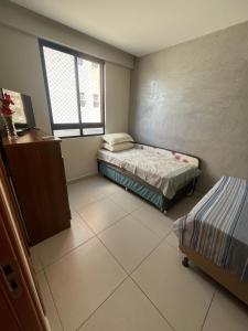 Ένα ή περισσότερα κρεβάτια σε δωμάτιο στο Apartamento em Intermares a 100 metros do mar +3 φωτογραφίες
