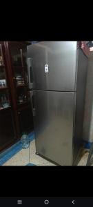 Un refrigerador de acero inoxidable en una cocina. en Gold home, en Khenifra