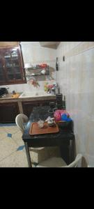 cocina con encimera, fregadero y mesa en Gold home, en Khenifra