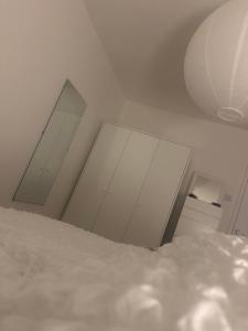 1 dormitorio con paredes blancas y techo blanco en Home stay, en Moffat