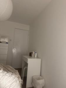 Un dormitorio blanco con una cama y un escritorio. en Home stay, en Moffat