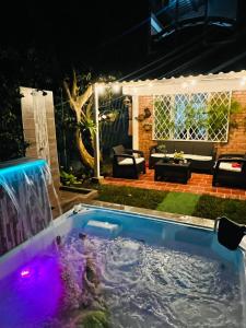 a hot tub in a backyard at night at casa campestre familiar in Pavas