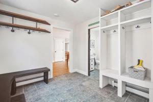 Postel nebo postele na pokoji v ubytování Long John Landing - Heart of Rye - Near Beach